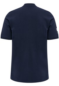 Mørkeblå polo-shirt med klassisk krave, korte ærmer og struktureret stof. Diskret logo på ærmet.