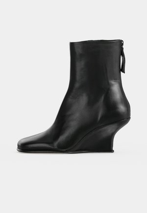BY FAR, CAROO - Wedge Ankle Boots - black