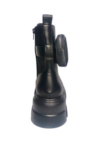 Bottine en cuir noir avec une poche zippée texturée, une semelle robuste et un design élégant. Le talon est épais pour un soutien accru.