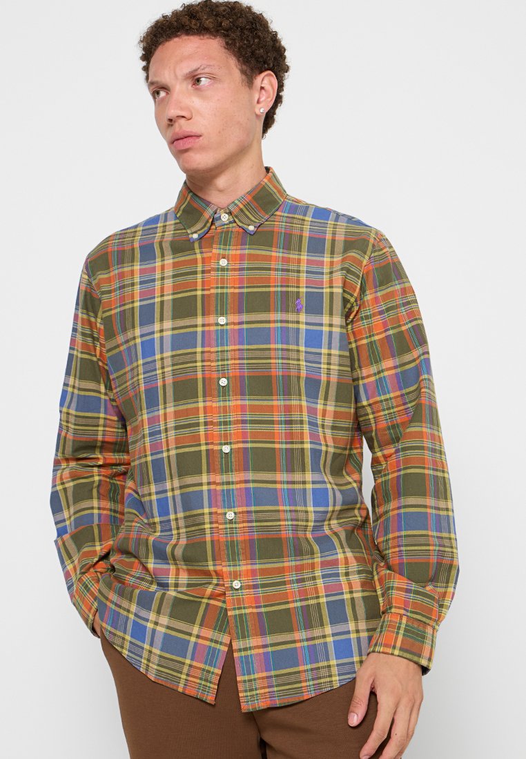 Chemise à carreaux à boutons, avec des teintes de vert, orange, bleu et jaune. En coton, à manches longues, avec un col et des boutons contrastants.