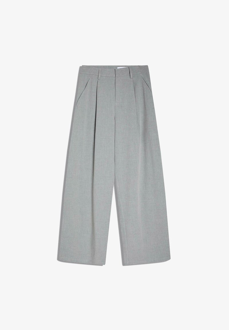 Szürke, pliszírozott nadrág texturált anyagból, oldalzsebekkel, széles szárú kialakítással és tiszta, szabott sziluettel.
