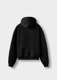 Schwarzer Kapuzenpullover mit gerippten Bündchen und Saum, der eine einfache, glatte Textur und eine lockere Passform aufweist. Keine sichtbaren Logos oder Muster.