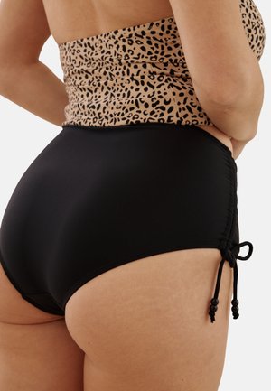 Haut imprimé léopard associé à un bas de maillot de bain noir taille haute avec des liens latéraux réglables avec détails de perles.