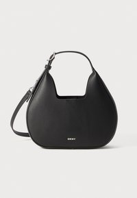Borsa in pelle nera con un design curvo e asimmetrico. Presenta un manico superiore e una lunga tracolla regolabile. Logo visibile sulla parte anteriore.