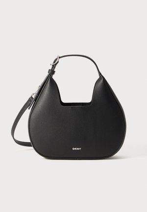 Sac à main en cuir noir avec un design courbé et asymétrique. Il possède une poignée sur le dessus et une longue bandoulière réglable. Logo affiché sur le devant.