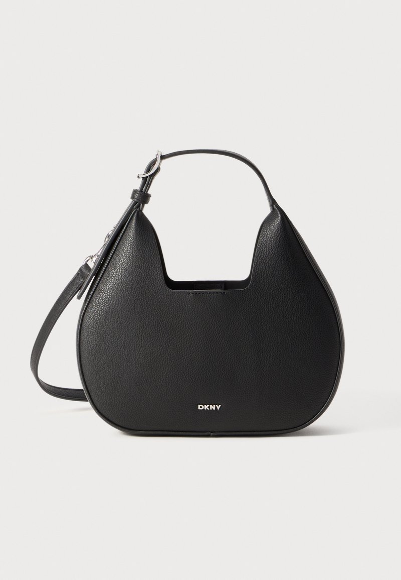 Borsa in pelle nera con un design curvo e asimmetrico. Presenta un manico superiore e una lunga tracolla regolabile. Logo visibile sulla parte anteriore.