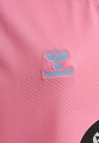 Różna tekstura materiału w kolorze różowym z jasno-niebieskim logo pszczoły hummel i nazwą marki wydrukowaną na środku.