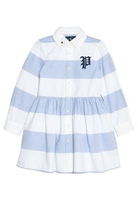 Pruhovaná šaty v bílé a světlé modré barvě, se zapínáním na knoflíky, dlouhými rukávy, nařaseným pasem a vyšitým písmenem "P" v námořnické modři.