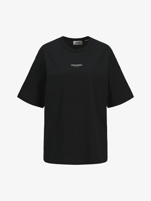 T-shirt preto de algodão com um corte solto, decote redondo, mangas curtas e um logo branco "JJXX STUDIO" no peito.