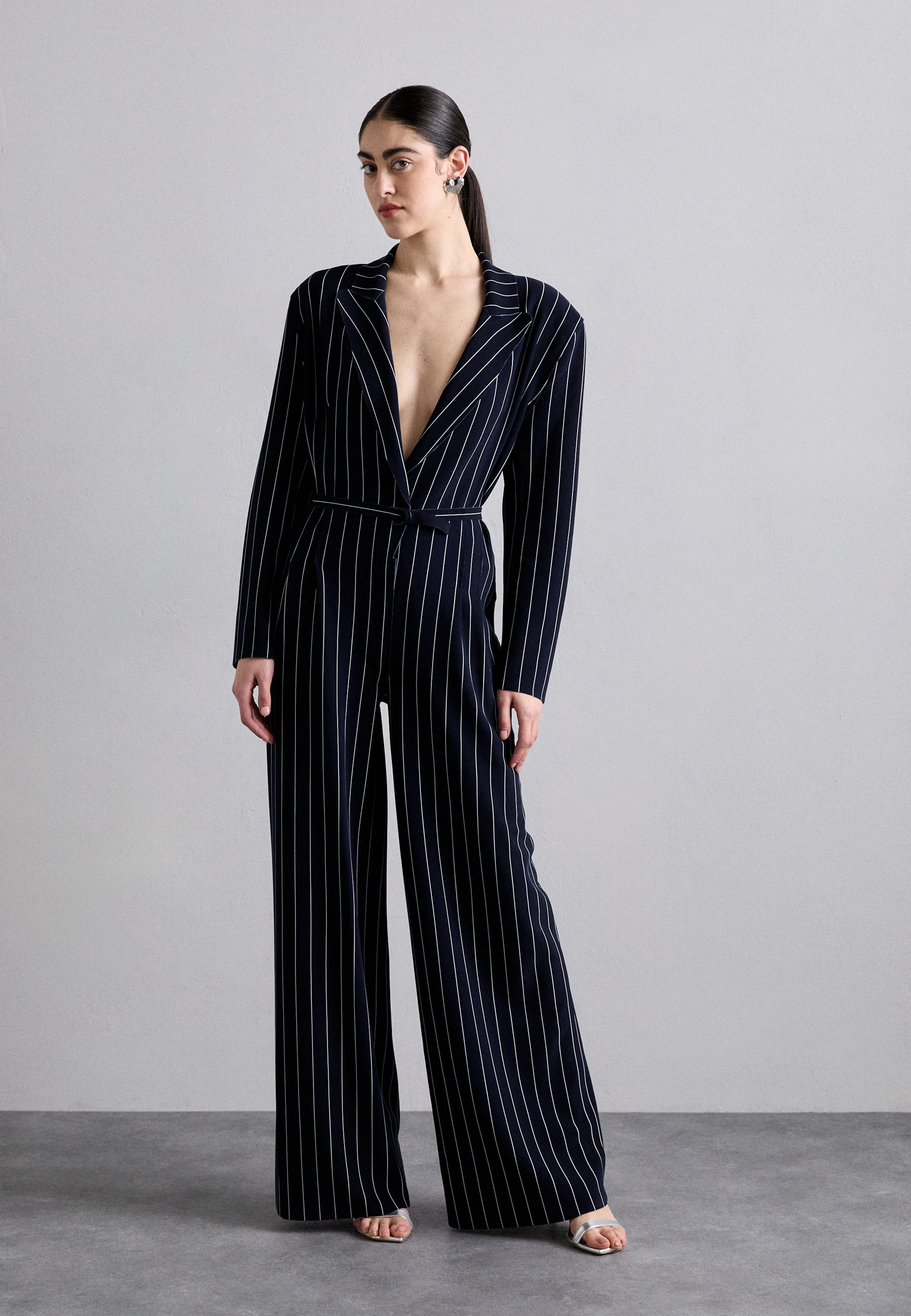 Norma Kamali Damen Jumpsuit – Einreihig, Gerades Bein, V-Ausschnitt, Mit Klettverschluss Und Gürtel