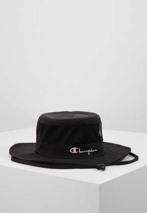 Czarny szerokokragowy kapelusz typu bucket z siateczkowymi paskami i regulowanym paskiem pod brodą, z haftowanym białym i czerwonym logo "Champion".