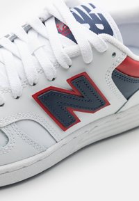 New Balance Kosárlabdacipők - white natural/indigo