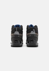 Schwarze und graue Sportschuhe mit einem strukturierten Obermaterial, gepolstertem Schaft, blauer Innenausstattung und schwarzer Gummisohle, die ein aerodynamisches Design aufweisen.