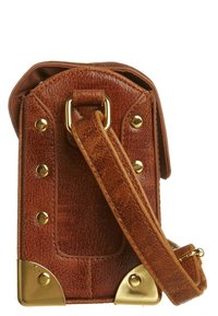 Ruskea nahkainen käsilaukku, jossa on teksturoitu pinta, kultaiset metalliosat, olkahihna ja pyöristetyt kulmat metallisilla suojilla.