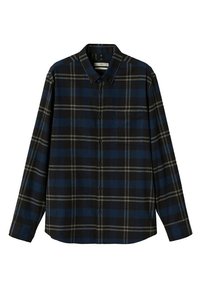 Camicia in flanella a manica lunga da uomo in blu scuro e plaid nero, con chiusura a bottoni, colletto classico e taschino sul lato sinistro del petto.
