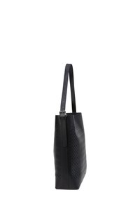 Sac fourre-tout perforé noir au design structuré, avec un fond plat et une longue bandoulière réglable, fabriqué en matériau synthétique lisse.