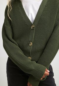 NA-KD Strickjacke - khaki