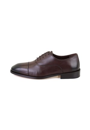 Bruine leren dresschoenen met een puntige neus, vetersluiting, subtiele stiksels en een lichte hak. Gladde textuur overal.