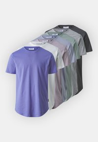 Acht verschillende t-shirts met korte mouwen in diverse kleuren: lavendel, wit, lichtpaars, groen, grijs en zwart. Zacht katoen, normale fit.