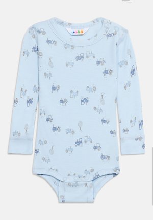 Lyseblå babybody med lange ermer, dekorert med mønstre av grå og blå traktorer og trær. Den har trykknapper nederst og på skulderen.