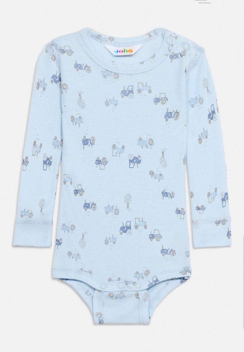 Φωτεινό γαλάζιο βρεφικό φορμάκι με μακριά μανίκια, διακοσμημένο με γκρι και μπλε σχέδια τρακτέρ και δέντρων, με κουμπιά στο κάτω μέρος και στον ώμο.