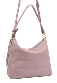 Lichtroze leren schoudertas met een zachte textuur, gebogen vorm, ritssluiting en een decoratieve kwastdetail aan de zijkant.