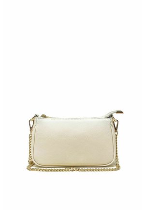 Petit sac à main blanc en cuir avec une bandoulière chaîne dorée et des détails de fermeture éclair dorés sur fond blanc.