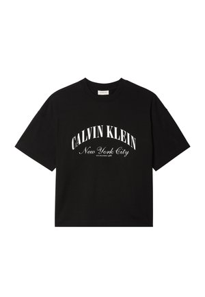Zwart T-shirt met korte mouwen met witte tekst "Calvin Klein New York City Established 1968" op de voorkant gedrukt.