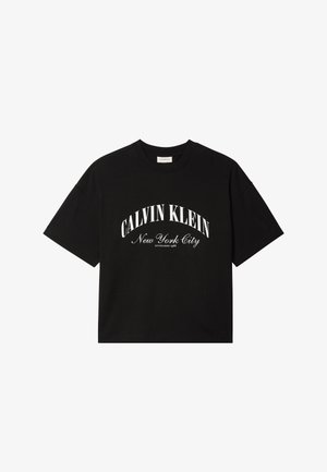Zwart T-shirt met korte mouwen met witte tekst "Calvin Klein New York City Established 1968" op de voorkant gedrukt.