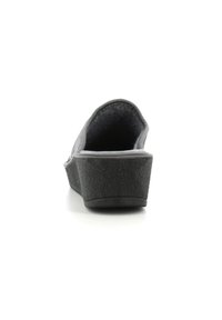 Scarpa grigia slip-on con tomaia texturizzata e una suola a zeppa nera spessa. Design con retro arrotondato e punta aperta. Interno morbido e imbottito visibile.