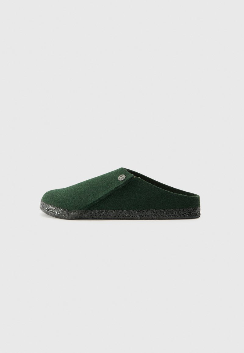 Grüner Filz-Schlupfschuh mit runder Zehenpartie, strukturierter Oberfläche und schwarzer Gummisohle. Verfügt über einen Seitenriemen und ein kleines Logodetail.