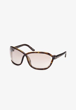 Gafas de sol carey con lentes degradados, diseño de gran tamaño en forma de ojo de gato y patas delgadas en negro con un acento metálico cerca de la bisagra.