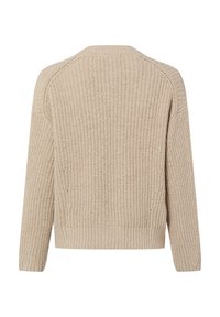 Beżowy sweter dziergany o fakturowanym wzorze, z okrągłym dekoltem, długimi rękawami i ściągaczem na dole. Prosty design bez widocznych ozdób.