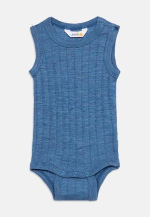 Plavi baby bodi bez rukava s rebrastim uzorkom, s ukopčavanjem na ramenima i između nogu za lako oblačenje i presvlačenje pelena.