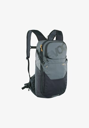 Sac à dos gris et noir avec plusieurs compartiments, poches zippées, bretelles rembourrées et un logo. Caractéristiques : tissu durable et design élégant.