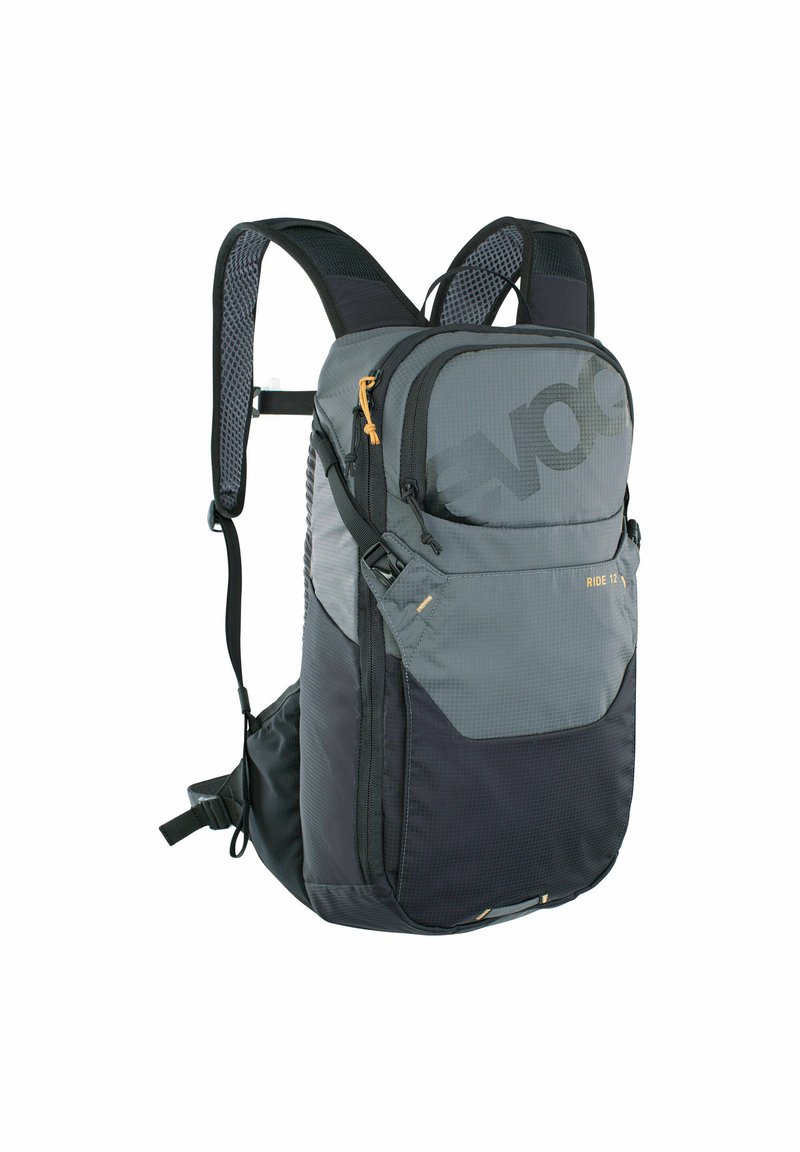 Sac à dos gris et noir avec plusieurs compartiments, poches zippées, bretelles rembourrées et un logo. Caractéristiques : tissu durable et design élégant.