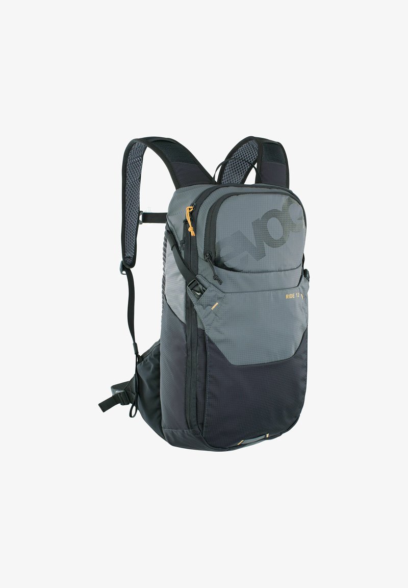 Sac à dos gris et noir avec plusieurs compartiments, poches zippées, bretelles rembourrées et un logo. Caractéristiques : tissu durable et design élégant.