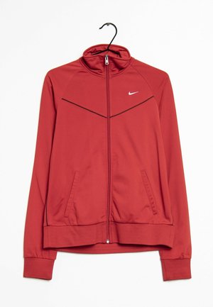 Červená sportovní bunda, design na plný zip, vysoký límec, dvě boční kapsy, černé akcenty na ramenou, na hrudi má logo Nike swoosh.