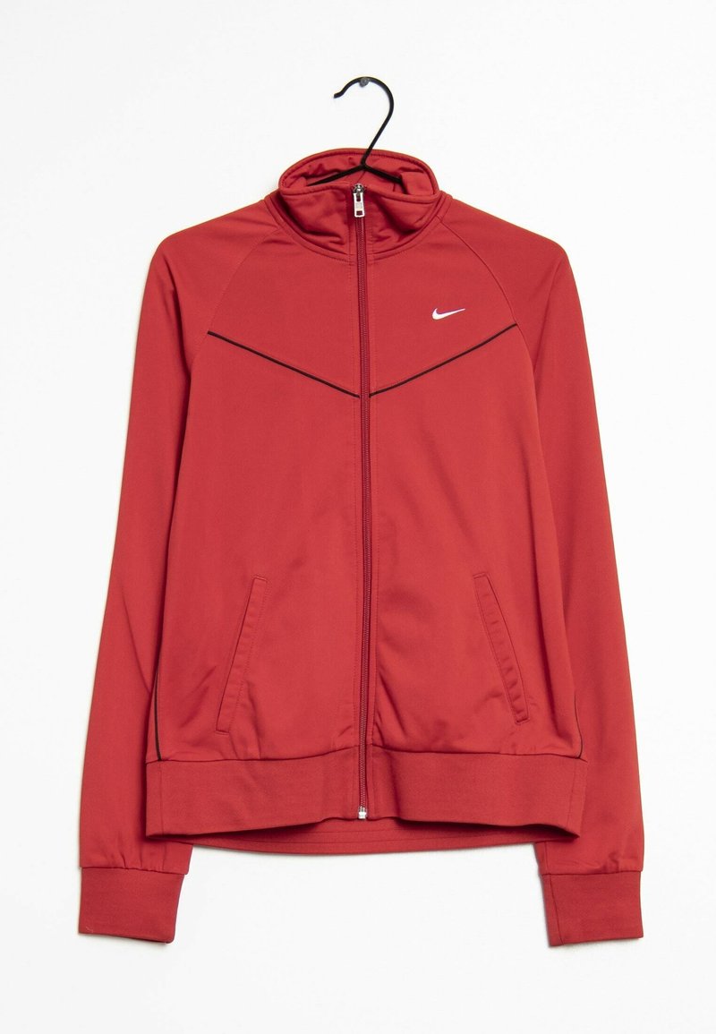 Chaqueta deportiva roja, diseño con cremallera completa, cuello alto, dos bolsillos laterales, detalles en negro en los hombros, presenta el logo de Nike en el pecho.