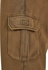 Brune cargo bukser med en stor forlommer med klap, syet detaljering og en blød stofstruktur.