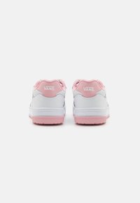 Zapatillas Vans blancas con acentos rosas, con parte superior de cuero suave, cuello acolchado y suela de goma texturizada. Logo exhibido en el talón.
