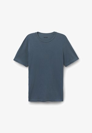 Szary t-shirt z okrągłym dekoltem wykonany z miękkiej bawełny. Krótkie rękawy, luźny krój oraz brak widocznych wzorów lub logo. Czysty, prosty design.