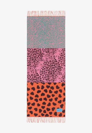 Écharpe composée de trois sections à motifs : bleue avec des cœurs roses, rose avec des taches léopard noires, et orange avec des cœurs noirs et des extrémités à franges.