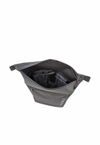 Sac fourre-tout gris avec un extérieur texturé, une fermeture éclair en haut et un intérieur spacieux comprenant un compartiment amovible. Design durable et pratique.