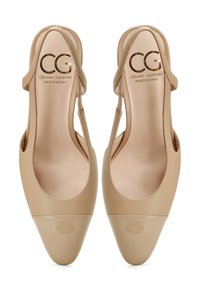 Scarpe slingback beige con punta a forbice lucida e lati intagliati. Logo dorato stampato sulla soletta. Texture in pelle liscia.