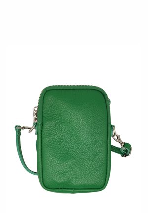 Sac bandoulière en cuir vert de forme rectangulaire, surface texturée, fermeture éclair, et une sangle ajustable sur un côté.