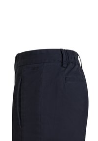 Pantaloni navy blue con vita elastica e una texture liscia, dotati di tasche laterali e una tasca posteriore. Design semplice con minimi dettagli.