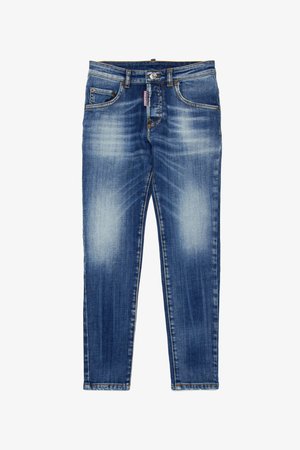 Jeans de ganga azuis com um corte reto, apresentando detalhes desbotados, cinco bolsos, um fecho éclair na frente, fecho por botão e costuras visíveis.