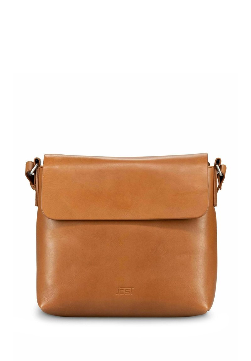 Sac messager en cuir fauve avec une forme arrondie, fermeture à rabat et sangle réglable. Design minimaliste avec un logo embossé discret à l'avant.