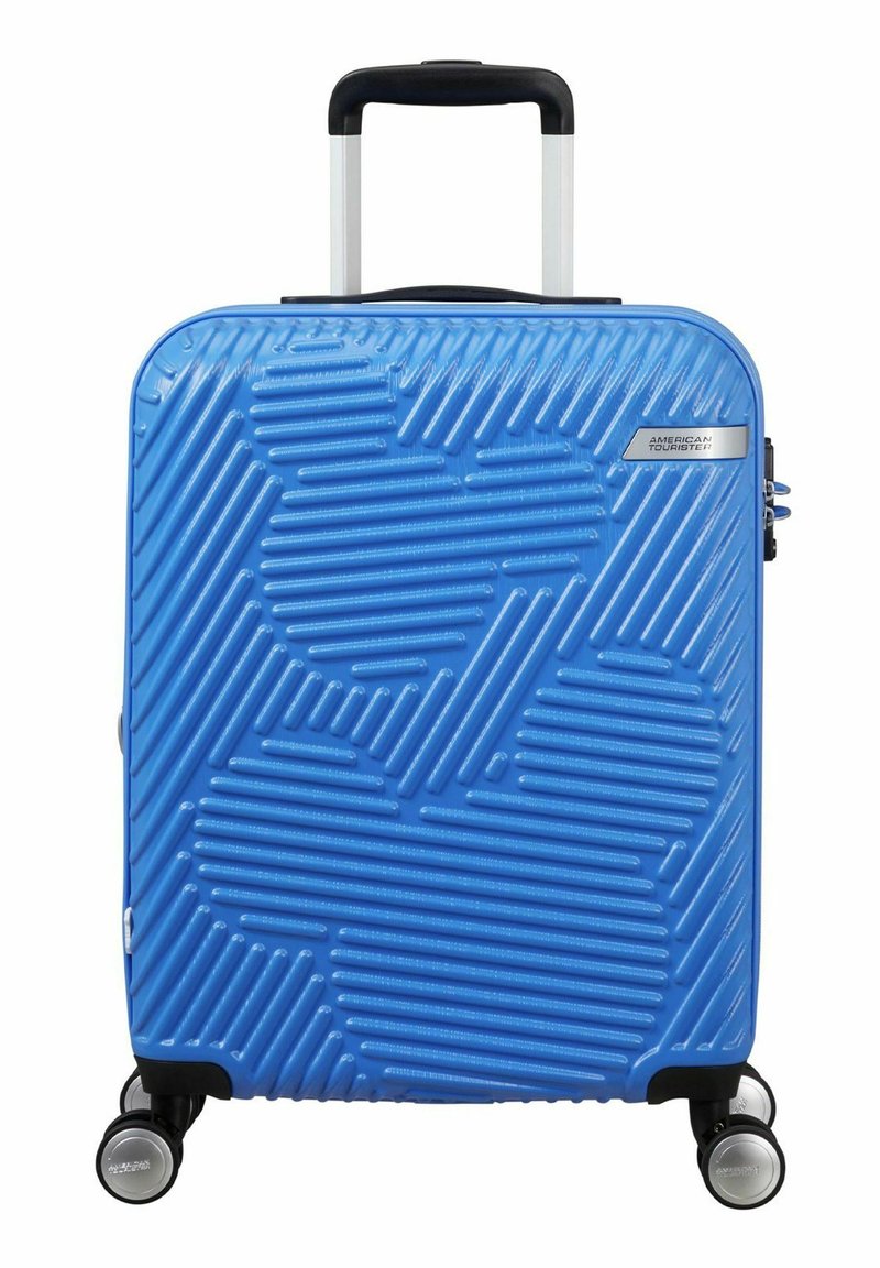 Maleta dura azul con diseño texturizado en relieve, asa negra, herrajes plateados y cuatro ruedas para una fácil movilidad.